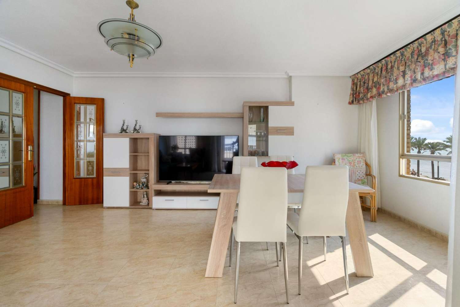 MIESZKAJ NAD MORZEM: SPEKTAKULARNY APARTAMENT OBOK NATURALNYCH BASENÓW