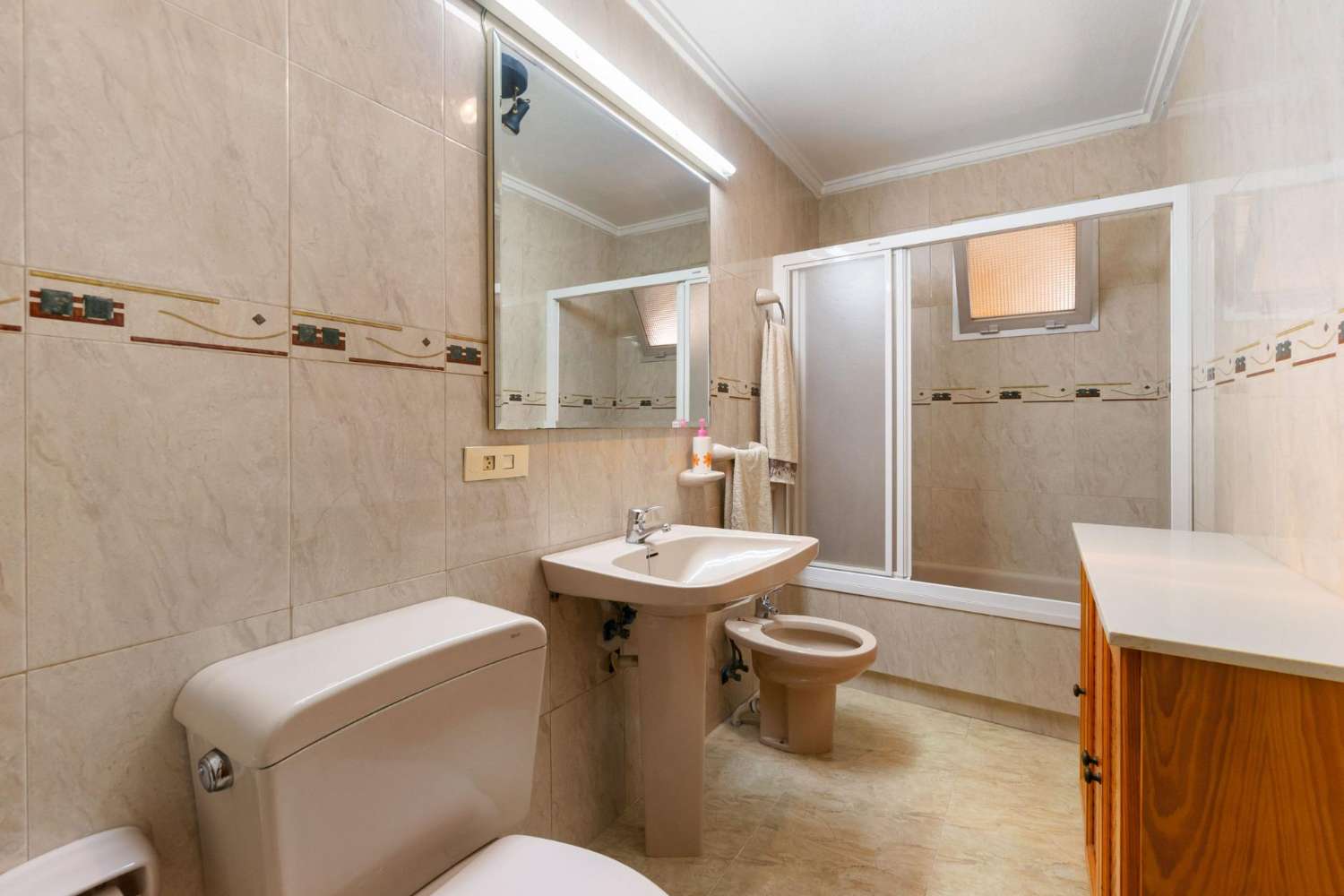 MIESZKAJ NAD MORZEM: SPEKTAKULARNY APARTAMENT OBOK NATURALNYCH BASENÓW