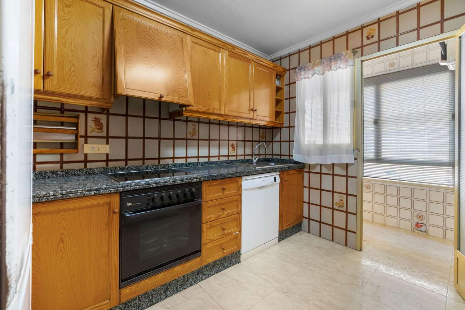 MIESZKAJ NAD MORZEM: SPEKTAKULARNY APARTAMENT OBOK NATURALNYCH BASENÓW