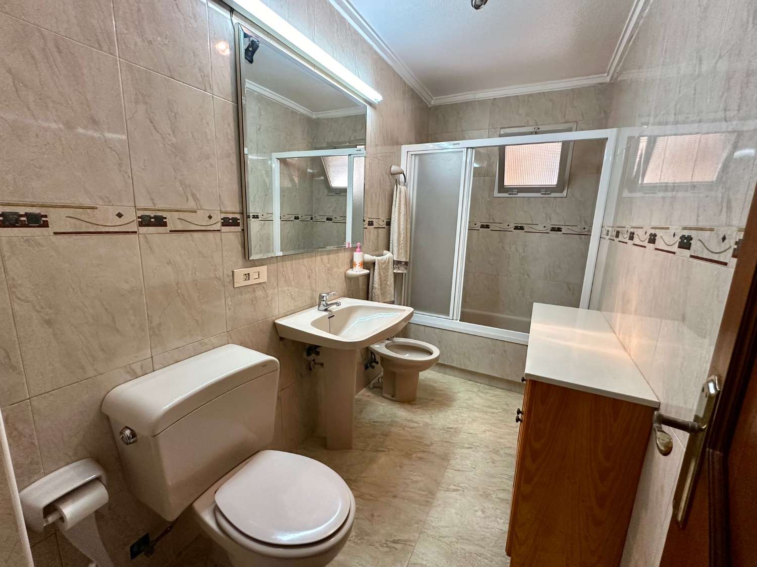 MIESZKAJ NAD MORZEM: SPEKTAKULARNY APARTAMENT OBOK NATURALNYCH BASENÓW