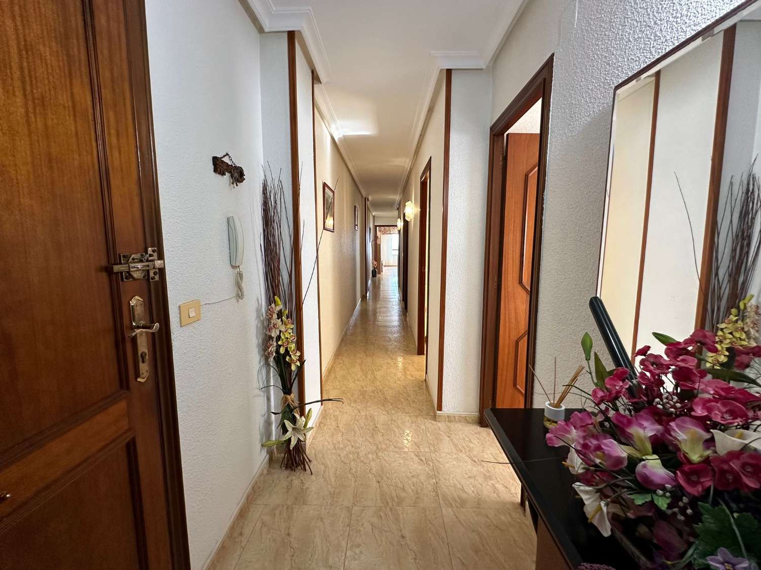 MIESZKAJ NAD MORZEM: SPEKTAKULARNY APARTAMENT OBOK NATURALNYCH BASENÓW