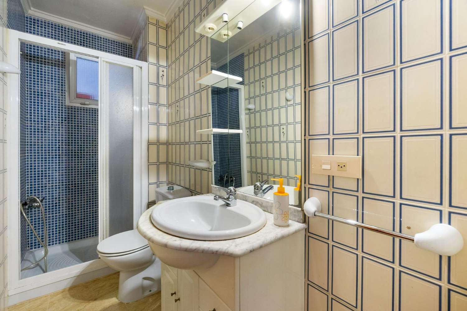 MIESZKAJ NAD MORZEM: SPEKTAKULARNY APARTAMENT OBOK NATURALNYCH BASENÓW