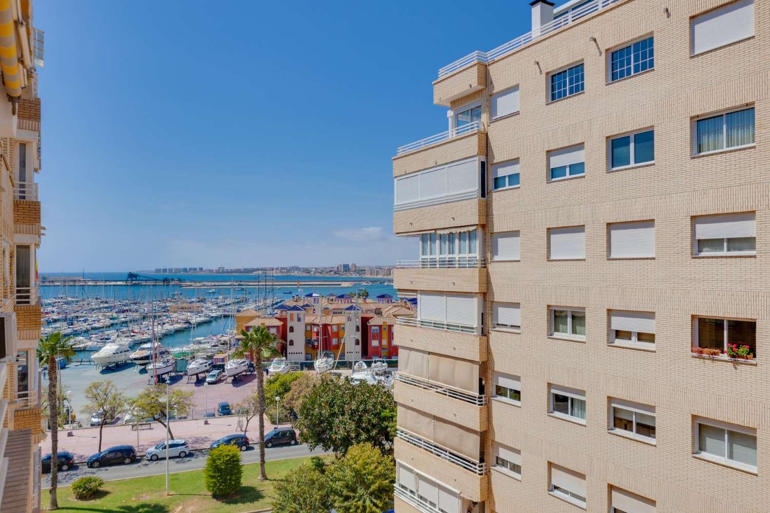 CENTRALLY LOCATED APARTMENT WITH HARBOUR VIEWS