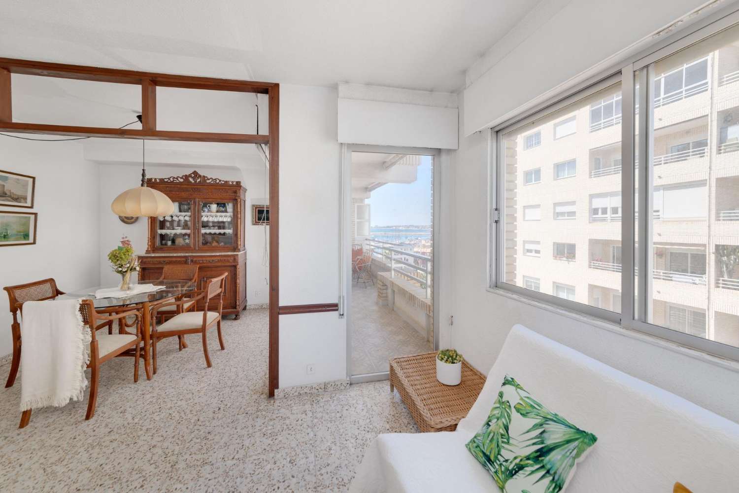 CENTRALLY LOCATED APARTMENT WITH HARBOUR VIEWS