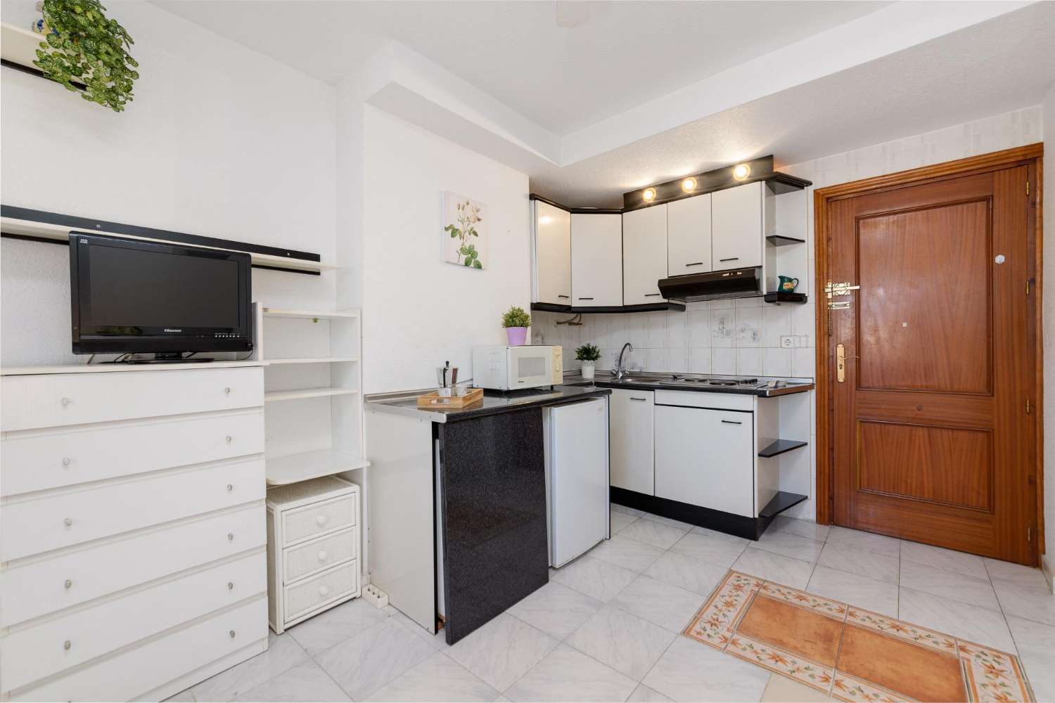CENTRALLY LOCATED 1 BEDROOM APARTMENT