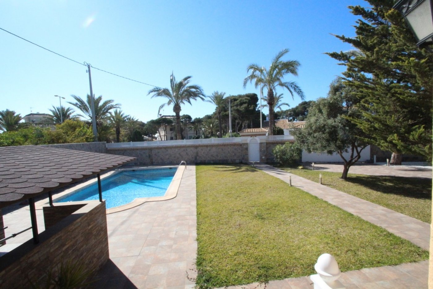 DETACHED LUXURY VILLA 200 METERS FROM THE SEA IN URB. CABO ROIG (ORIHUELA COSTA)