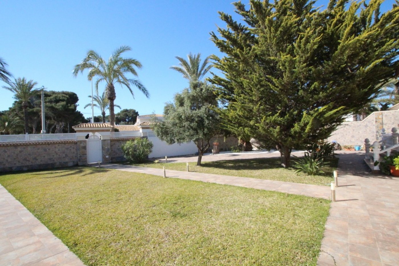 VILLA INDIVIDUELLE DE LUXE À 200 MÈTRES DE LA MER À URB. CABO ROIG (ORIHUELA COSTA)