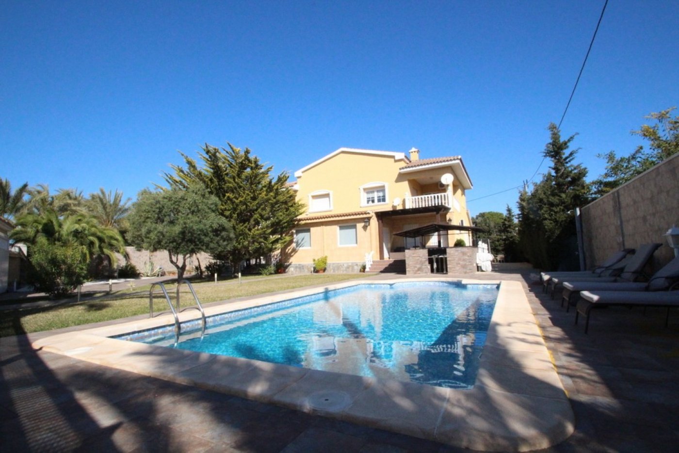 FREISTEHENDE LUXUSVILLA 200 METER VOM MEER ENTFERNT IN URB. CABO ROIG (ORIHUELA COSTA)