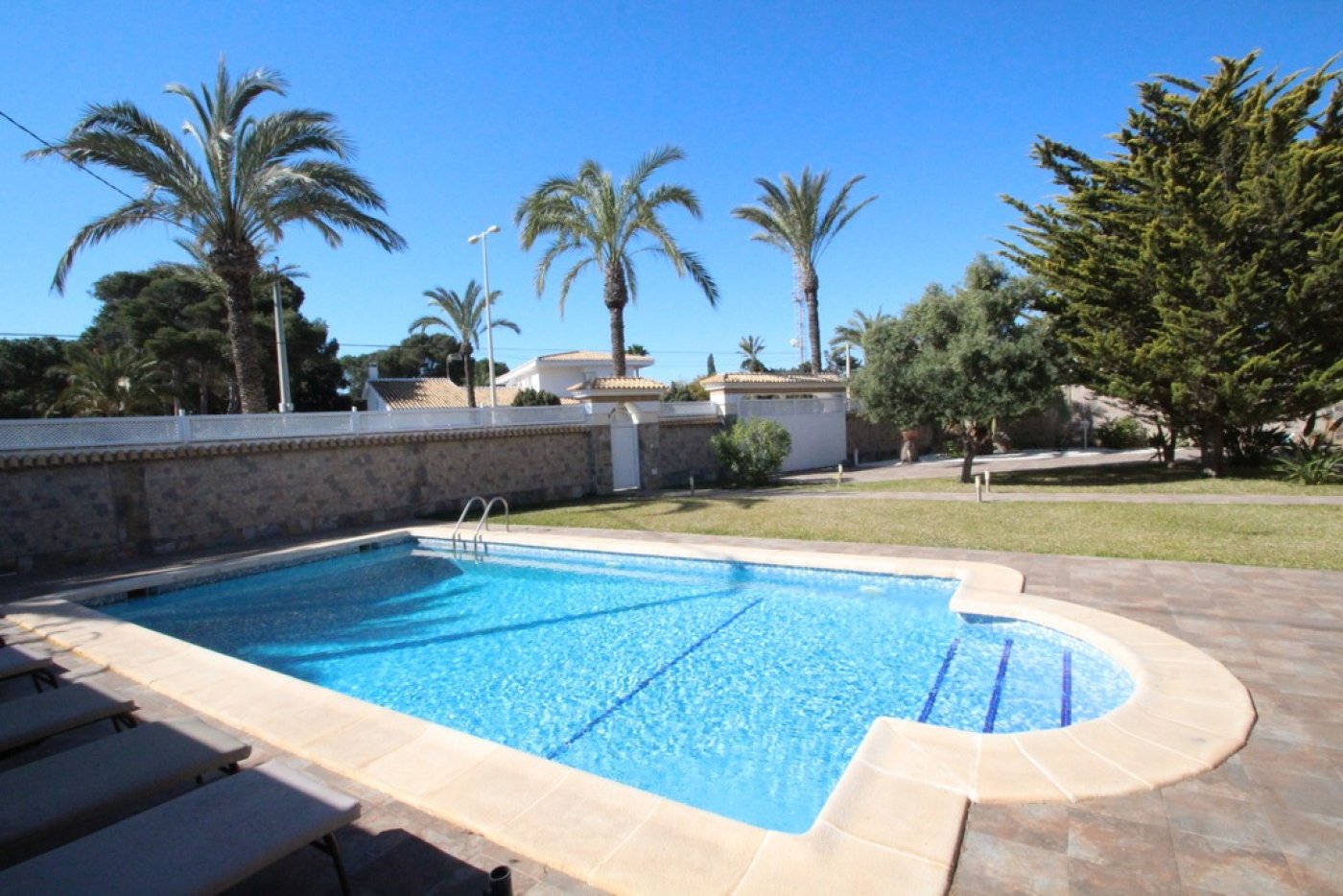 VILLA INDIVIDUELLE DE LUXE À 200 MÈTRES DE LA MER À URB. CABO ROIG (ORIHUELA COSTA)