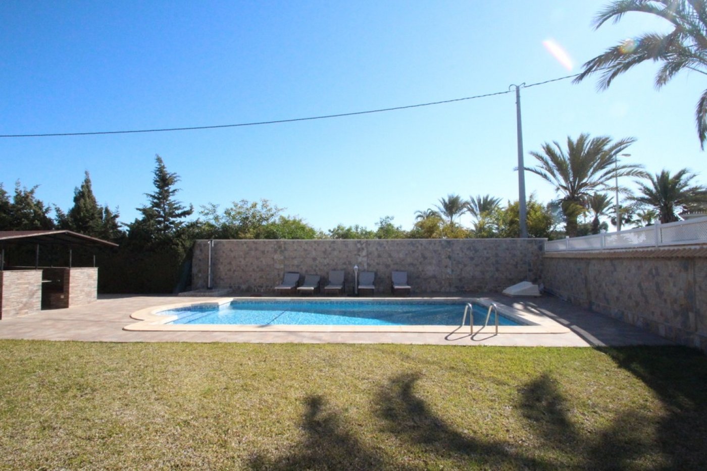 VILLA INDIVIDUELLE DE LUXE À 200 MÈTRES DE LA MER À URB. CABO ROIG (ORIHUELA COSTA)