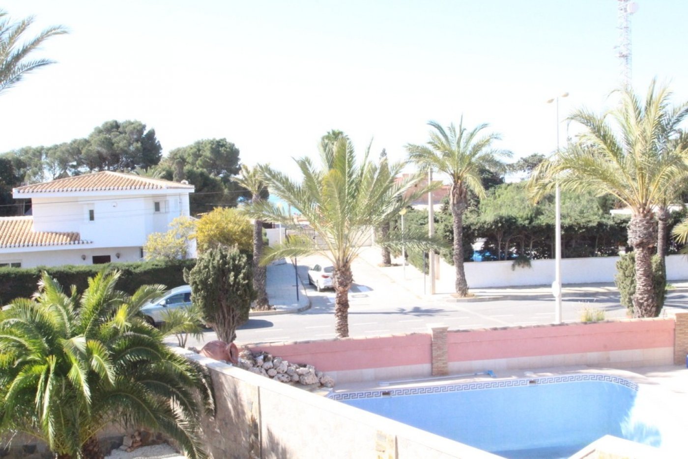 FREISTEHENDE LUXUSVILLA 200 METER VOM MEER ENTFERNT IN URB. CABO ROIG (ORIHUELA COSTA)