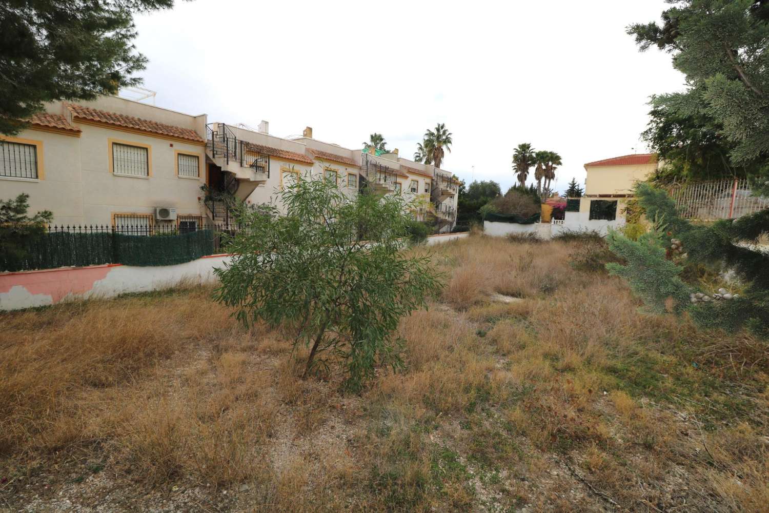 GRUNDSTÜCK ZU VERKAUFEN IN ALGORFA NEBEN DEM GOLFPLATZ (LA FINCA GOLF RESORT)