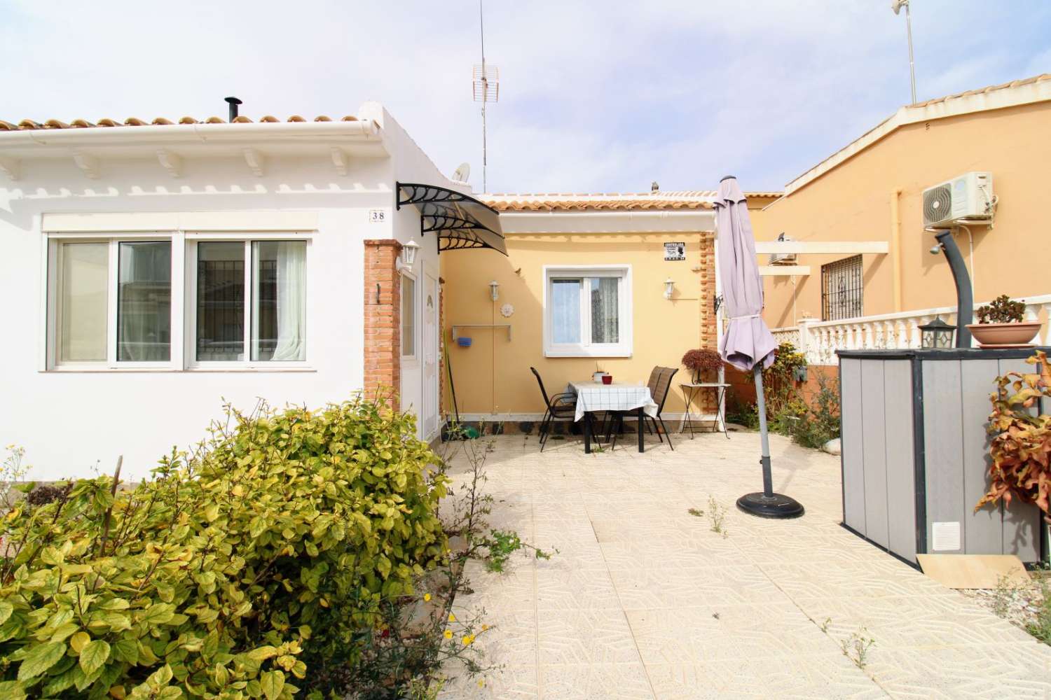 BEAUTIFUL DETACHED HOUSE WITH DRIVEWAY IN LAS MIMOSAS (ORIHUELA COSTA)