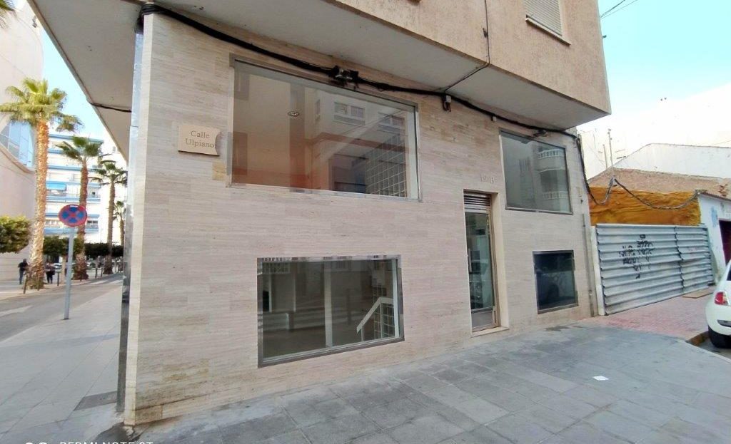 CORNER COMMERCIAL PREMISES WITH TWO FLOORS OF 144 M2 CENTRALLY LOCATED