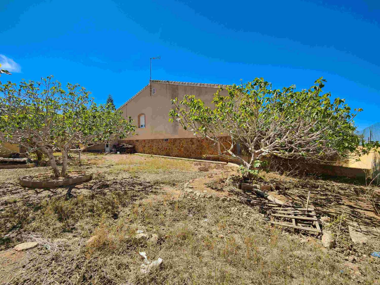 "UNIQUE OPPORTUNITY! DETACHED 2 BEDROOM VILLA WITH LARGE PLOT IN AGUAS NUEVAS, TORREVIEJA."