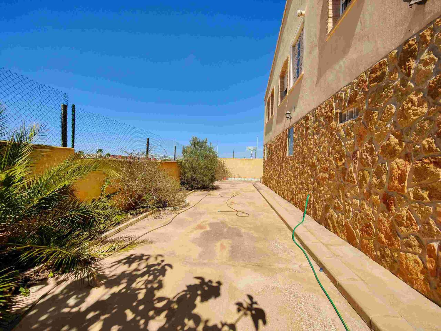 "UNIQUE OPPORTUNITY! DETACHED 2 BEDROOM VILLA WITH LARGE PLOT IN AGUAS NUEVAS, TORREVIEJA."