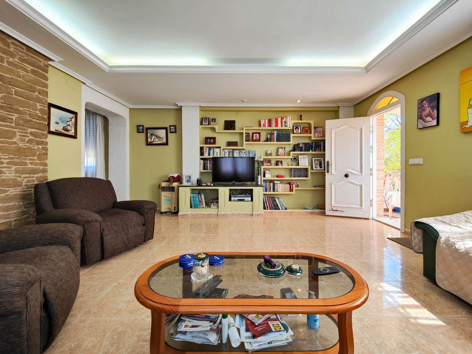 "UNIQUE OPPORTUNITY! DETACHED 2 BEDROOM VILLA WITH LARGE PLOT IN AGUAS NUEVAS, TORREVIEJA."