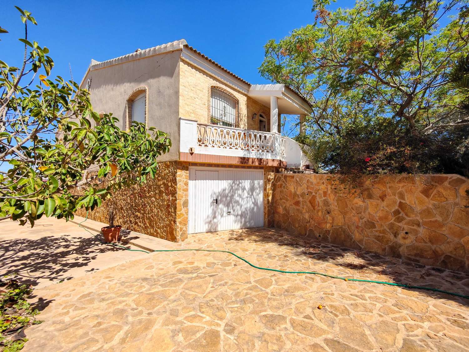 "UNIQUE OPPORTUNITY! DETACHED 2 BEDROOM VILLA WITH LARGE PLOT IN AGUAS NUEVAS, TORREVIEJA."