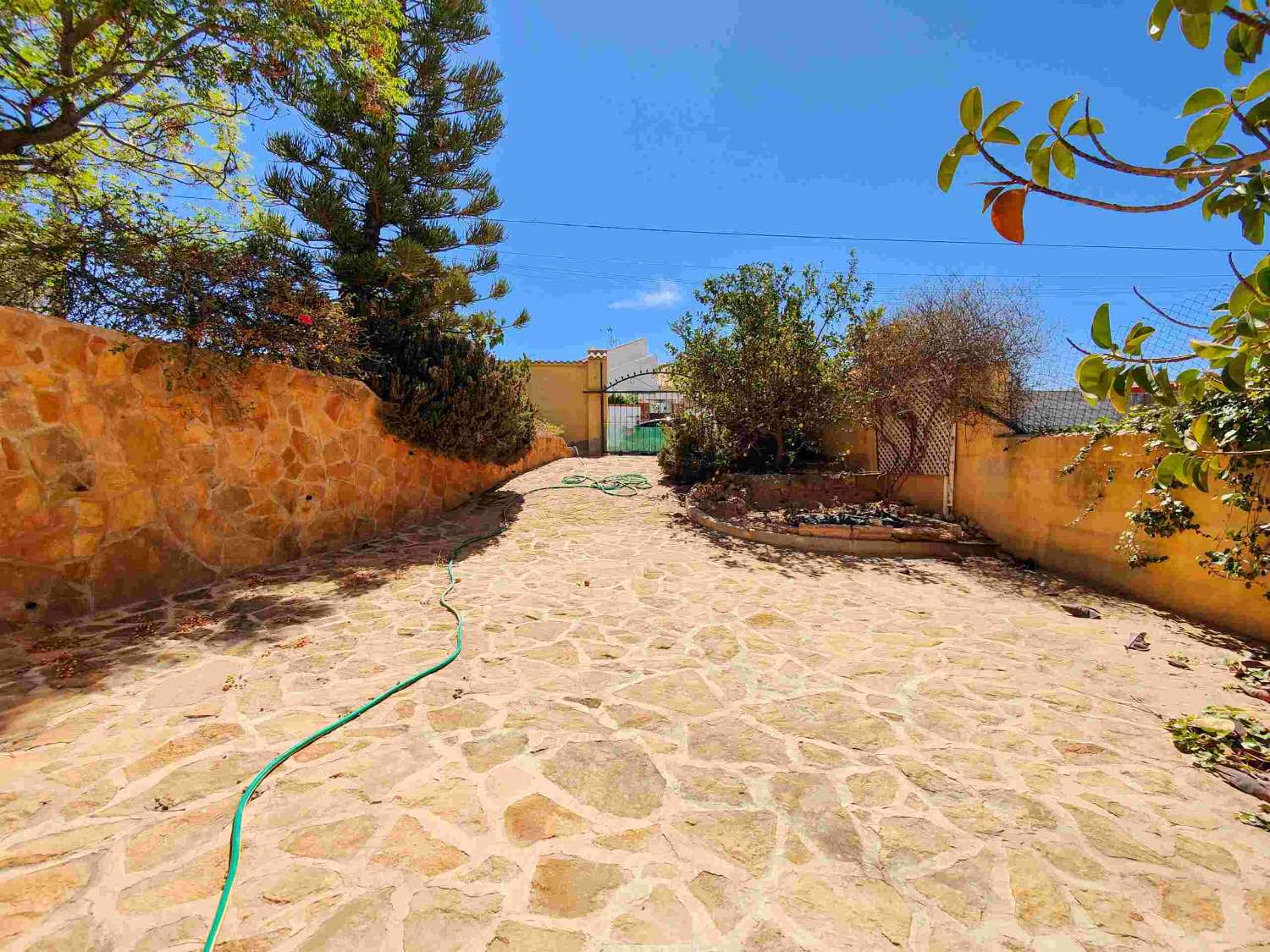"UNIQUE OPPORTUNITY! DETACHED 2 BEDROOM VILLA WITH LARGE PLOT IN AGUAS NUEVAS, TORREVIEJA."