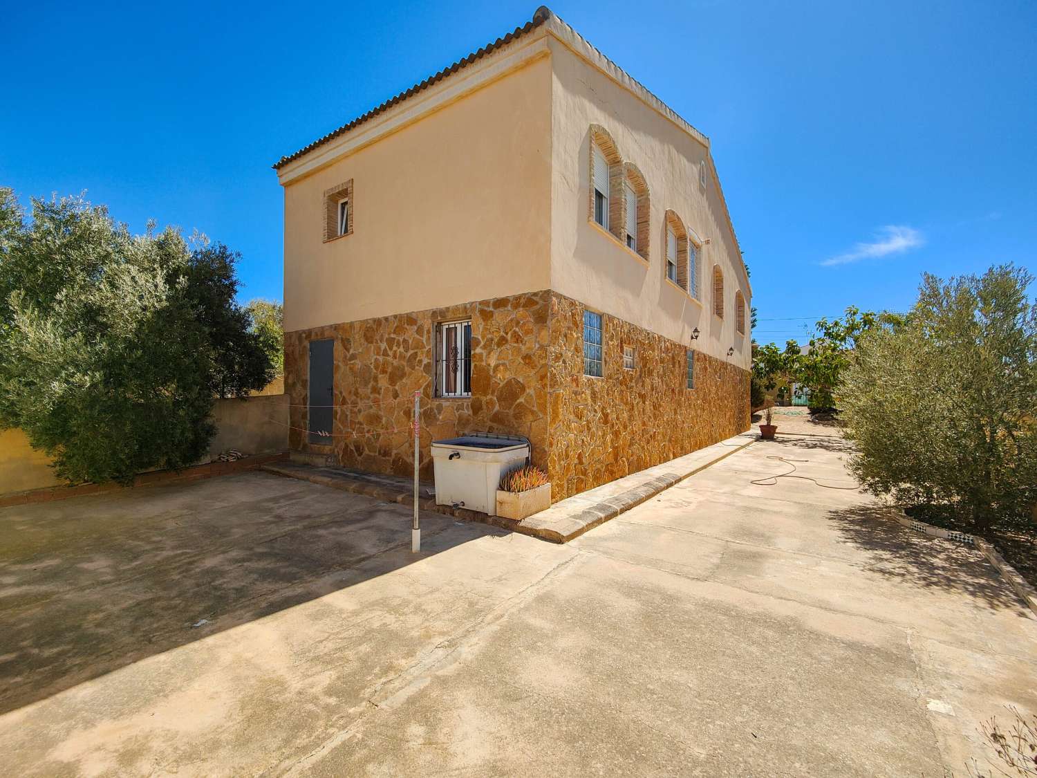 "UNIQUE OPPORTUNITY! DETACHED 2 BEDROOM VILLA WITH LARGE PLOT IN AGUAS NUEVAS, TORREVIEJA."