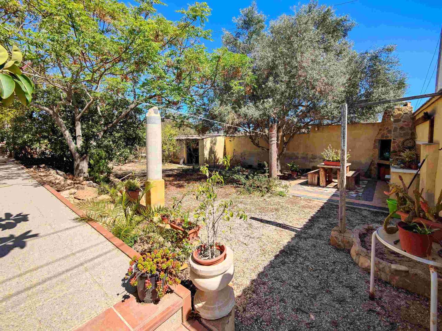 "UNIQUE OPPORTUNITY! DETACHED 2 BEDROOM VILLA WITH LARGE PLOT IN AGUAS NUEVAS, TORREVIEJA."