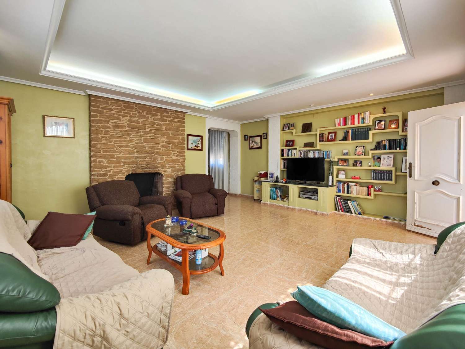 "UNIQUE OPPORTUNITY! DETACHED 2 BEDROOM VILLA WITH LARGE PLOT IN AGUAS NUEVAS, TORREVIEJA."