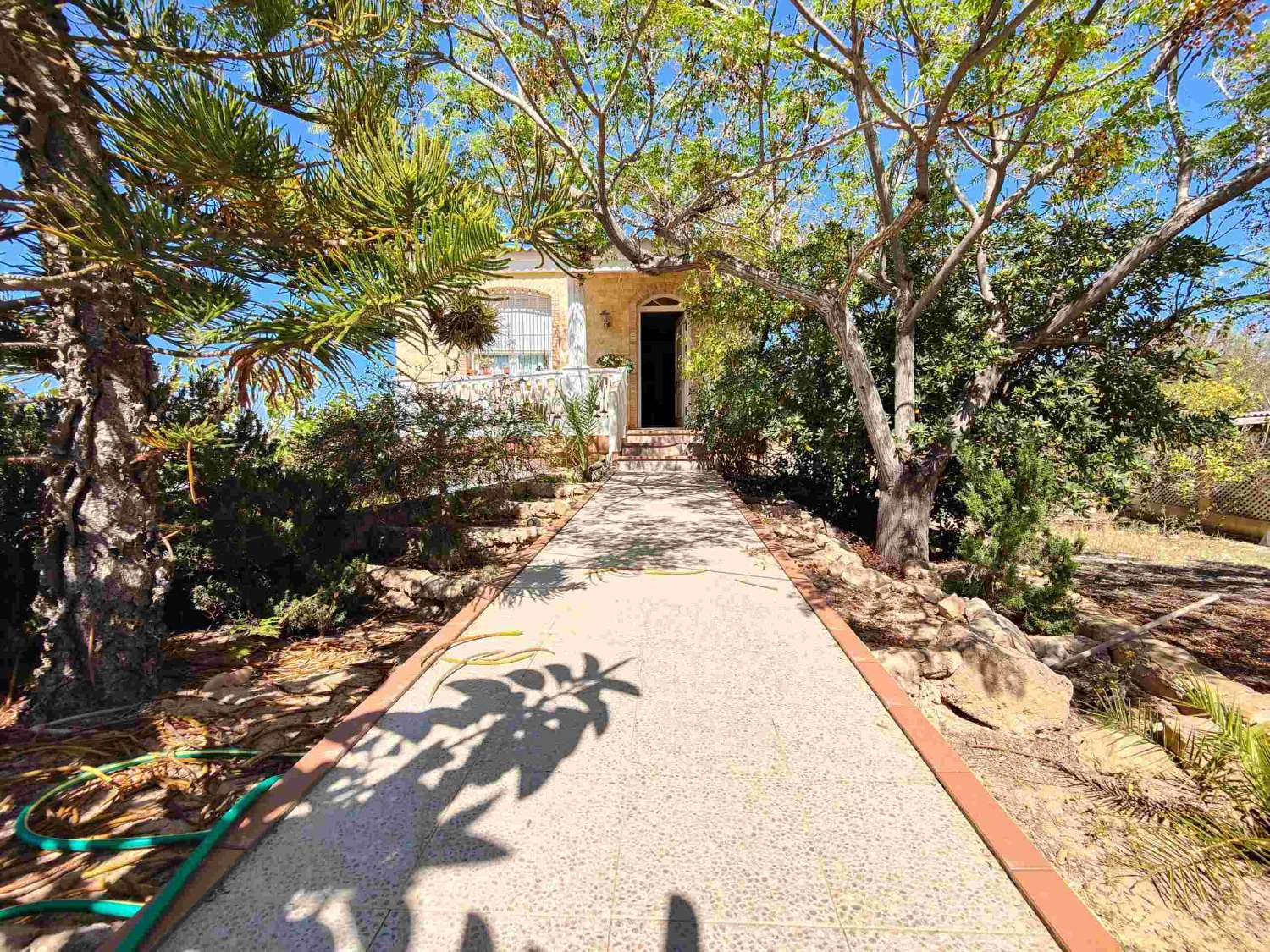 "UNIQUE OPPORTUNITY! DETACHED 2 BEDROOM VILLA WITH LARGE PLOT IN AGUAS NUEVAS, TORREVIEJA."