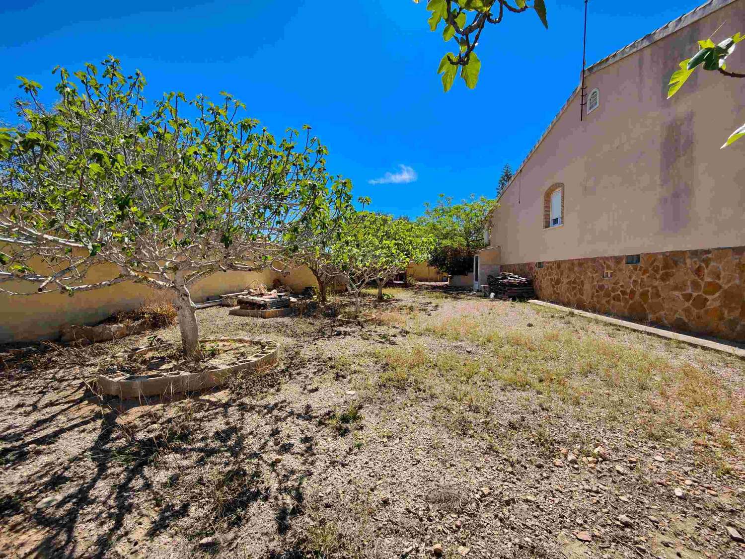 "UNIQUE OPPORTUNITY! DETACHED 2 BEDROOM VILLA WITH LARGE PLOT IN AGUAS NUEVAS, TORREVIEJA."