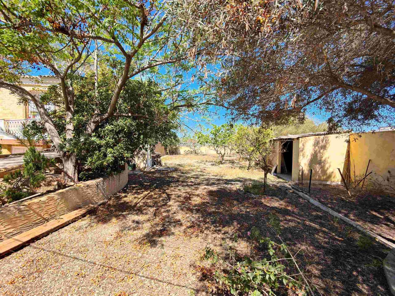 "UNIQUE OPPORTUNITY! DETACHED 2 BEDROOM VILLA WITH LARGE PLOT IN AGUAS NUEVAS, TORREVIEJA."