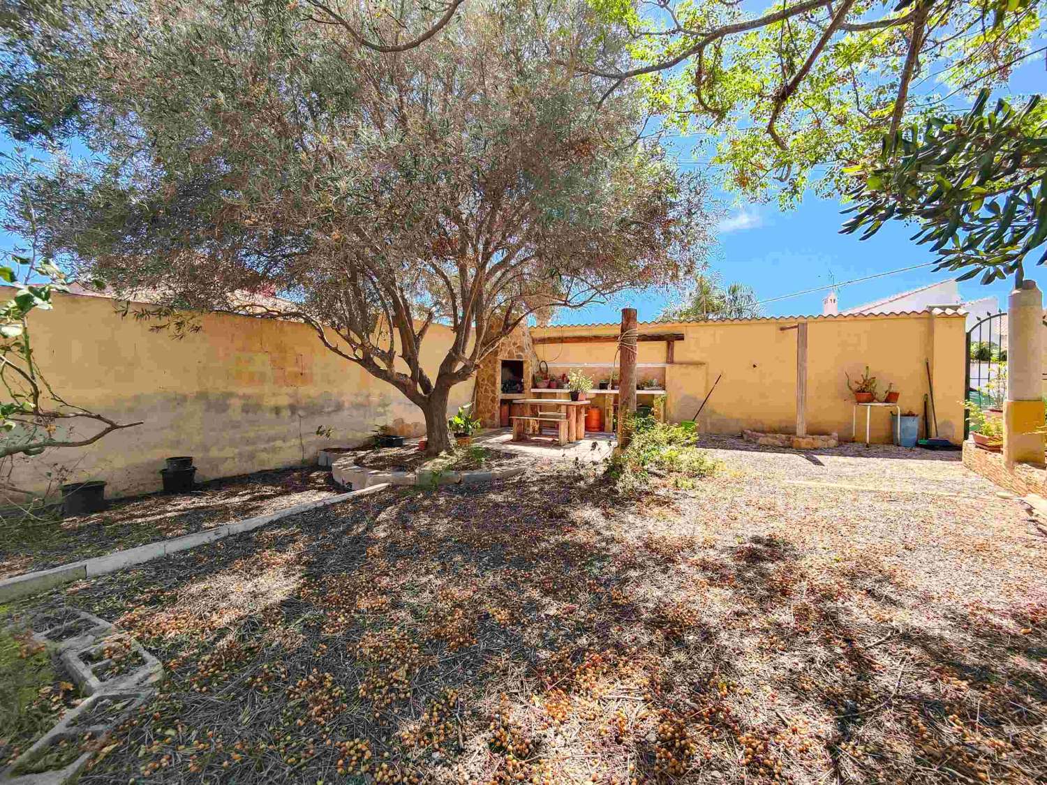 "UNIQUE OPPORTUNITY! DETACHED 2 BEDROOM VILLA WITH LARGE PLOT IN AGUAS NUEVAS, TORREVIEJA."