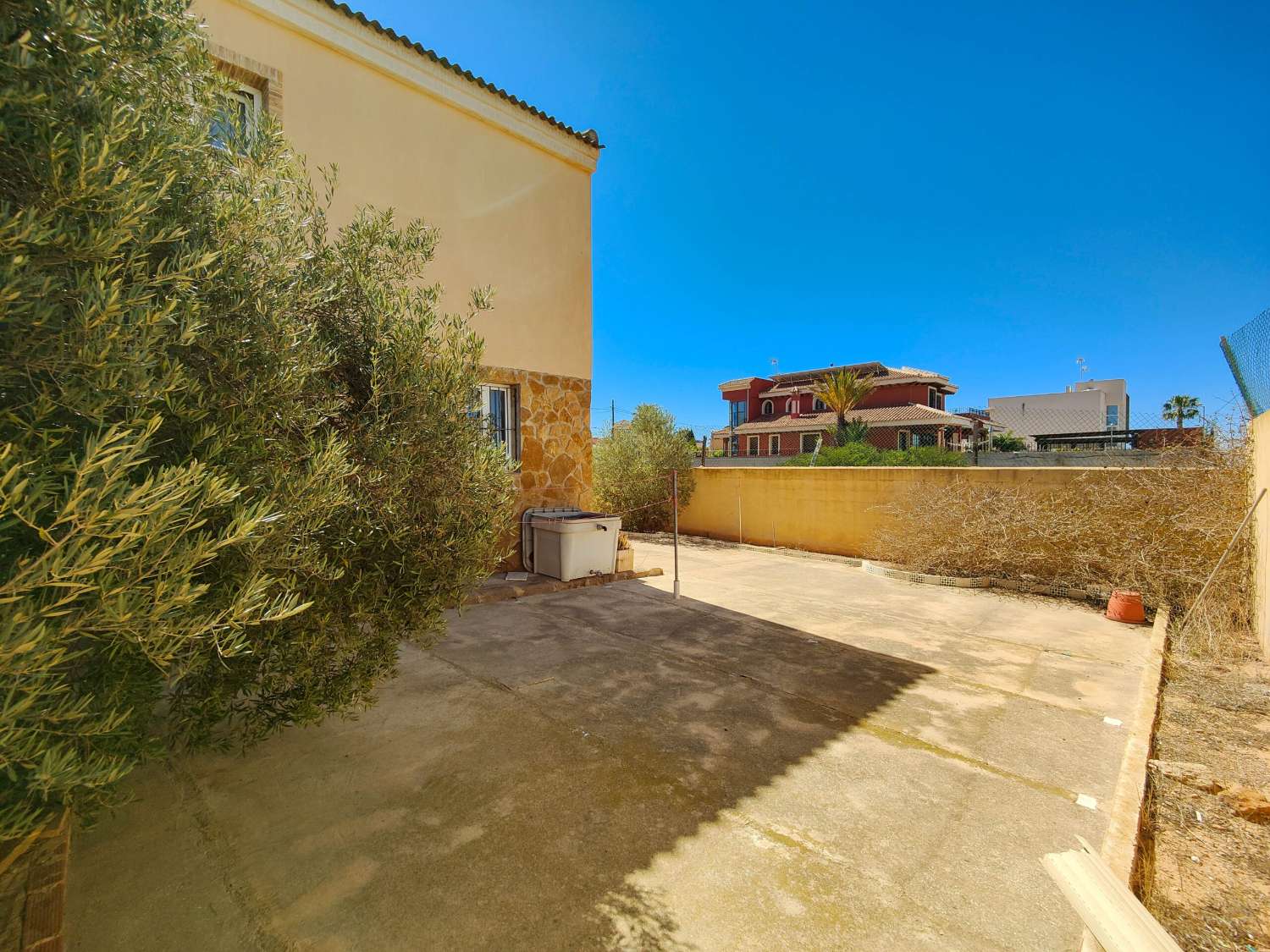 "UNIQUE OPPORTUNITY! DETACHED 2 BEDROOM VILLA WITH LARGE PLOT IN AGUAS NUEVAS, TORREVIEJA."
