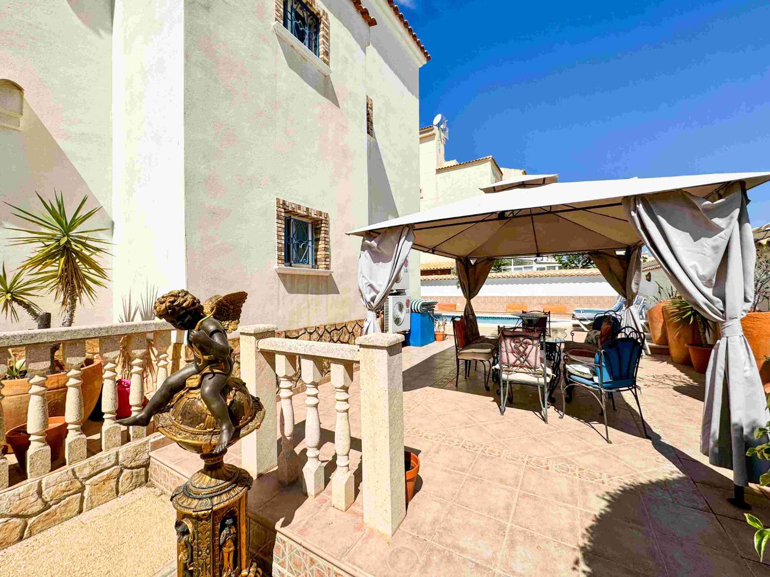 VILLA EXCLUSIVE AVEC PISCINE À QUELQUES PAS DE LA PLAGE À PUNTA PRIMA !