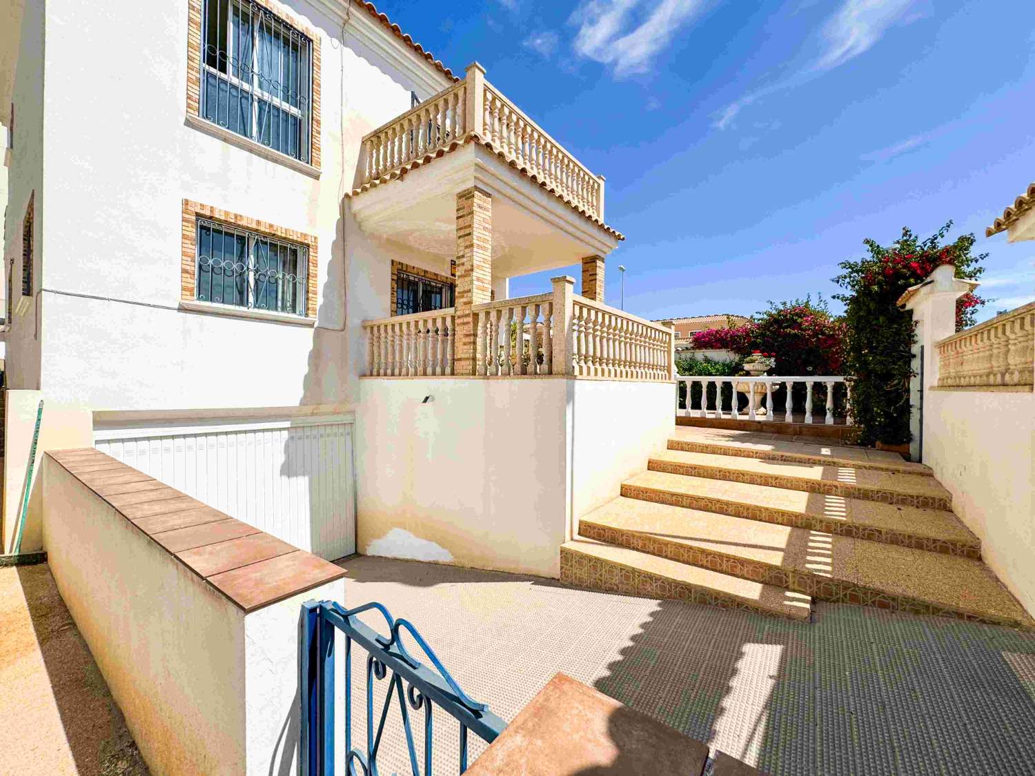 VILLA EXCLUSIVE AVEC PISCINE À QUELQUES PAS DE LA PLAGE À PUNTA PRIMA !