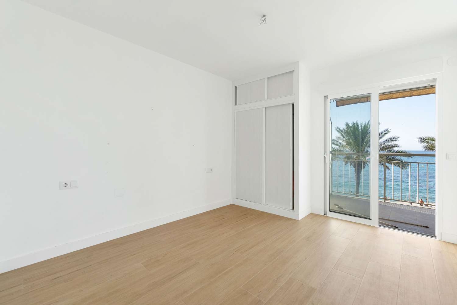 WYJĄTKOWA OKAZJA! ODNOWIONY LUKSUSOWY APARTAMENT Z FRONTALNYM WIDOKIEM NA PLAYA DEL CURA
