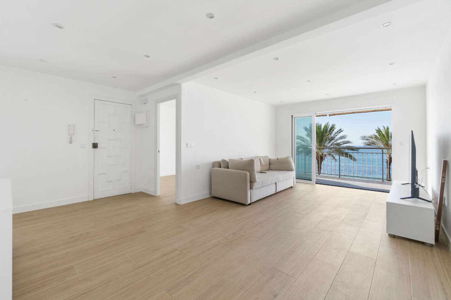 WYJĄTKOWA OKAZJA! ODNOWIONY LUKSUSOWY APARTAMENT Z FRONTALNYM WIDOKIEM NA PLAYA DEL CURA
