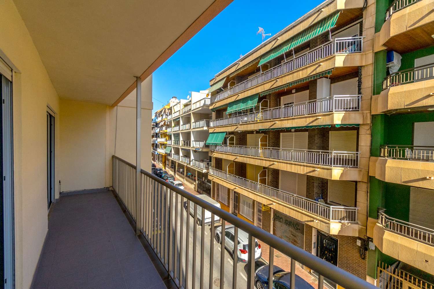 WYJĄTKOWA OKAZJA! ODNOWIONY LUKSUSOWY APARTAMENT Z FRONTALNYM WIDOKIEM NA PLAYA DEL CURA