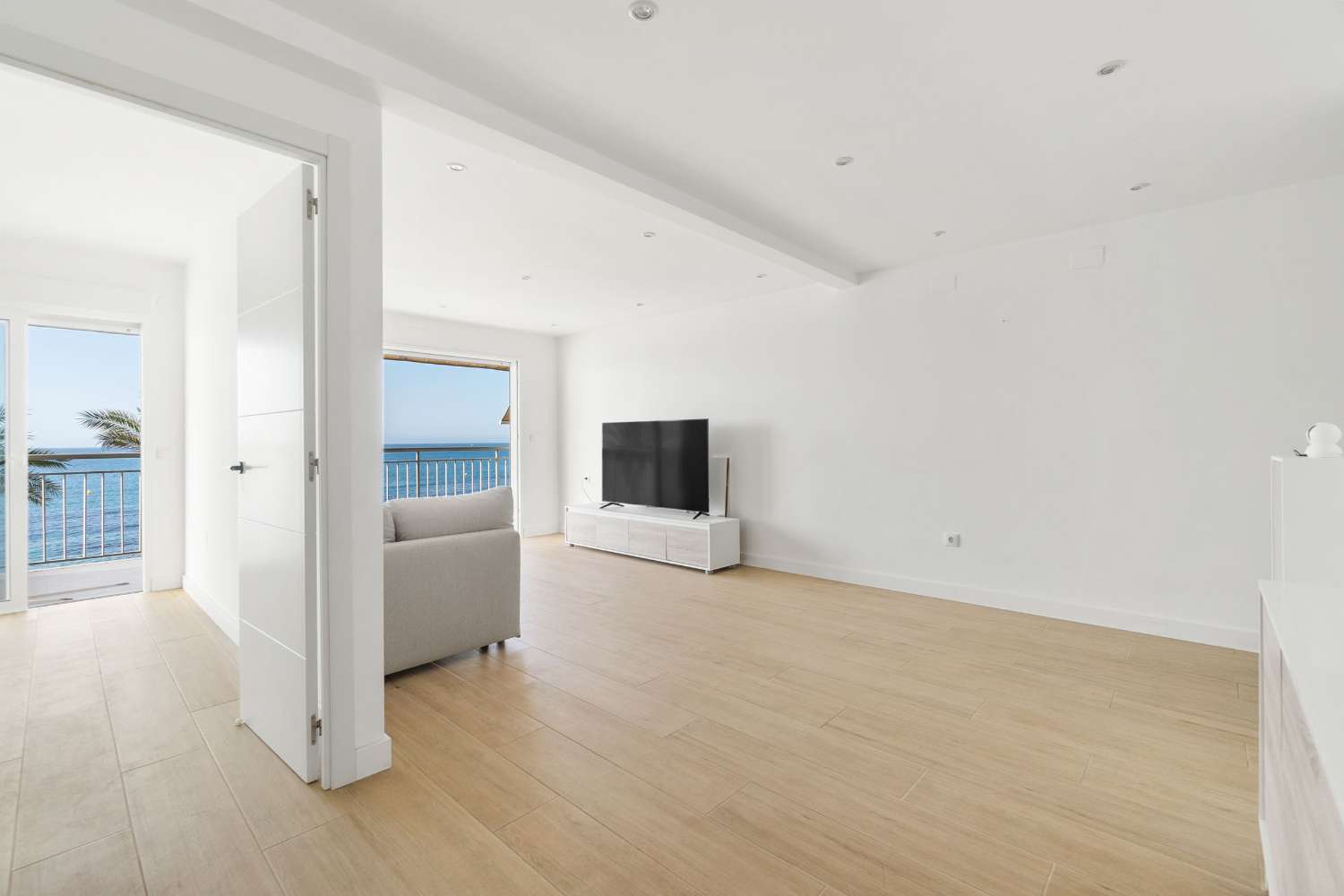 WYJĄTKOWA OKAZJA! ODNOWIONY LUKSUSOWY APARTAMENT Z FRONTALNYM WIDOKIEM NA PLAYA DEL CURA