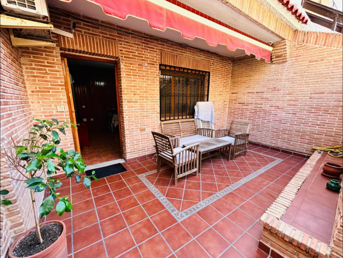 CHARMING BUNGALOW 200M FROM LOS LOCOS BEACH IN TORREVIEJA!