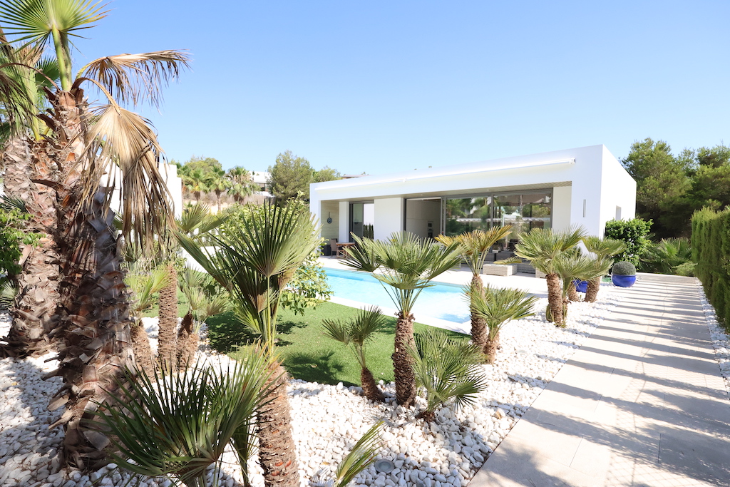 LUXURY VILLA IN LAS COLINAS GOLF WITH HEATED POOL AND EXCLUSIVE ACCESS TO THE BEACH CLUB