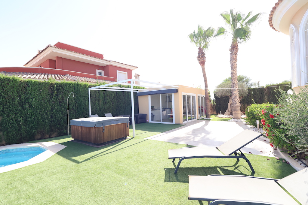 VILLA INDIVIDUELLE EXCLUSIVE À CIUDAD QUESADA AVEC VUE SUR LA MER ET INSTALLATIONS LUXUEUSES