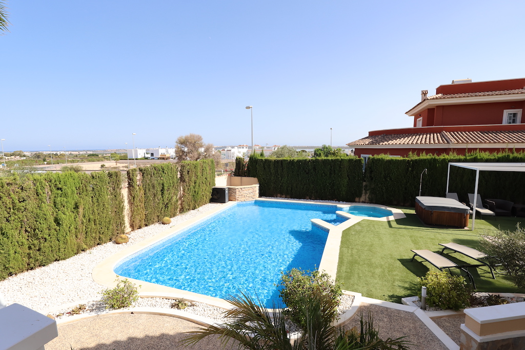 VILLA INDIVIDUELLE EXCLUSIVE À CIUDAD QUESADA AVEC VUE SUR LA MER ET INSTALLATIONS LUXUEUSES