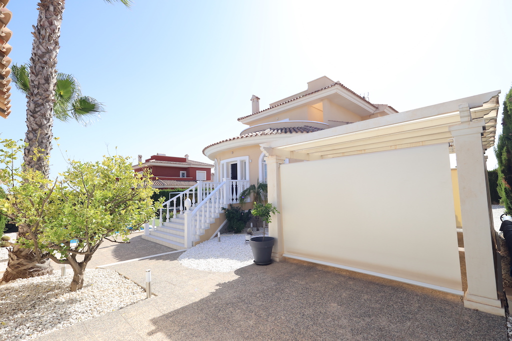 VILLA INDIVIDUELLE EXCLUSIVE À CIUDAD QUESADA AVEC VUE SUR LA MER ET INSTALLATIONS LUXUEUSES