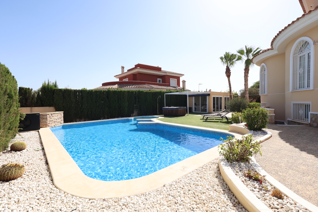VILLA INDIVIDUELLE EXCLUSIVE À CIUDAD QUESADA AVEC VUE SUR LA MER ET INSTALLATIONS LUXUEUSES