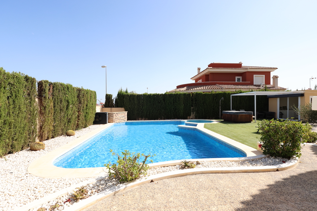 VILLA INDIVIDUELLE EXCLUSIVE À CIUDAD QUESADA AVEC VUE SUR LA MER ET INSTALLATIONS LUXUEUSES