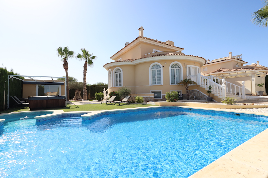 VILLA INDIVIDUELLE EXCLUSIVE À CIUDAD QUESADA AVEC VUE SUR LA MER ET INSTALLATIONS LUXUEUSES