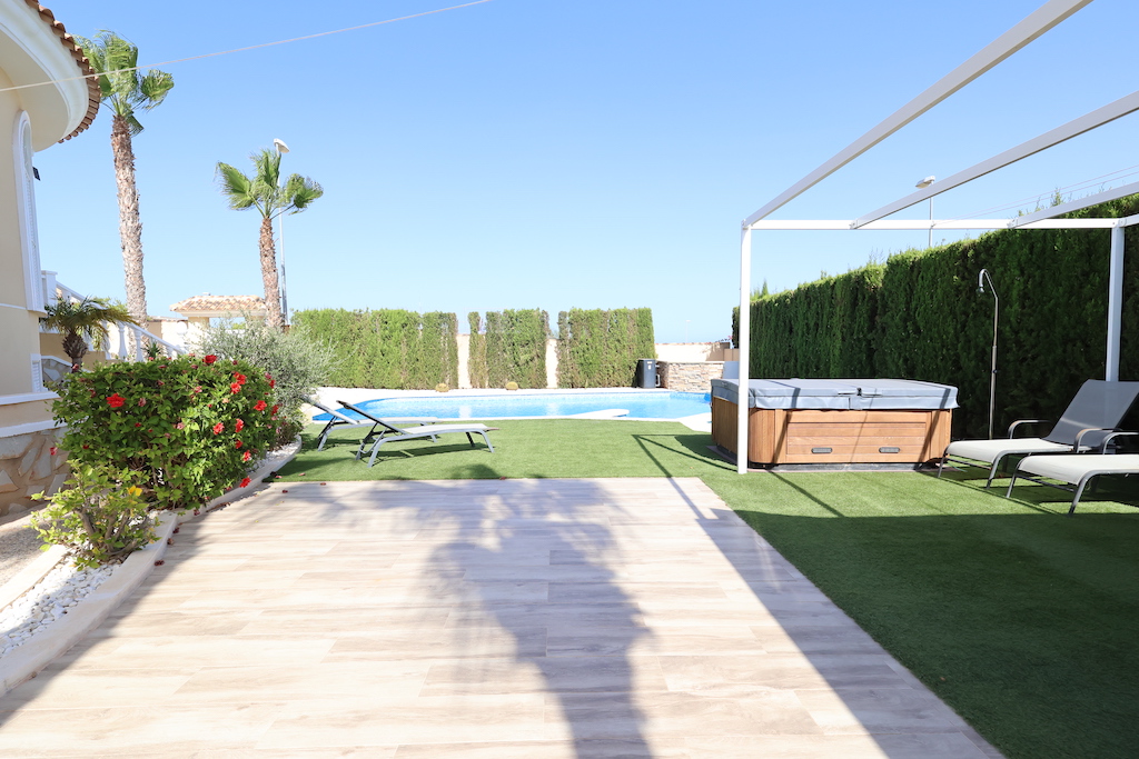 VILLA INDIVIDUELLE EXCLUSIVE À CIUDAD QUESADA AVEC VUE SUR LA MER ET INSTALLATIONS LUXUEUSES