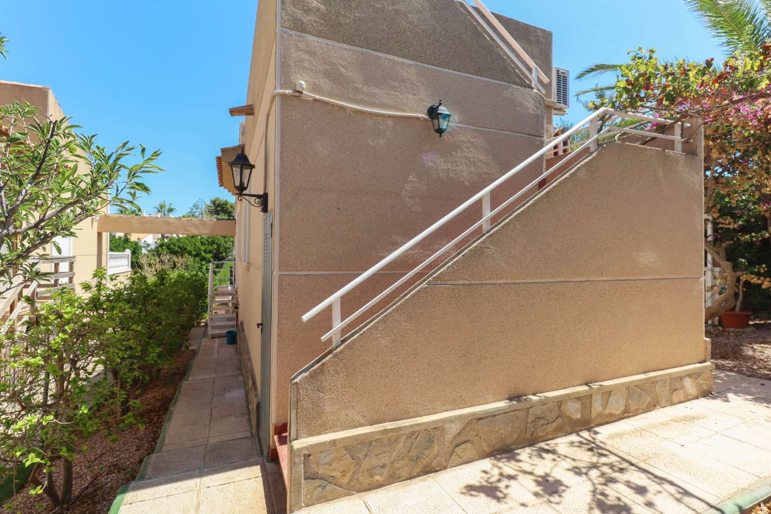 MAGNIFIQUE VILLA INDIVIDUELLE SUR BALCONS AVEC PISCINE PRIVÉE ET PANNEAUX SOLAIRES
