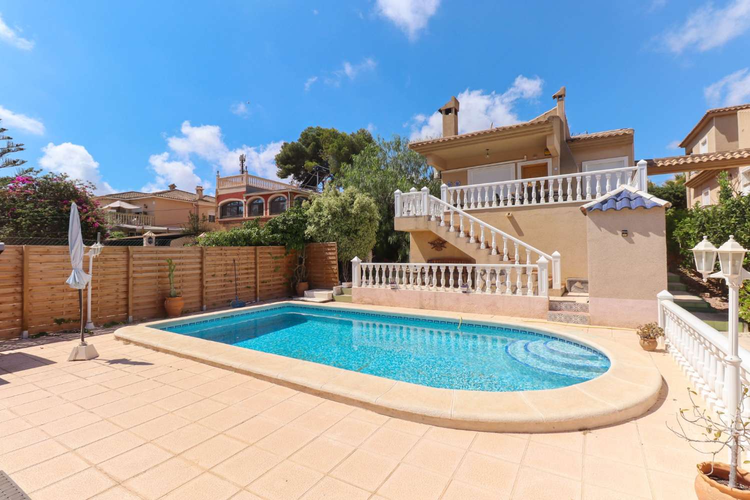 MAGNIFIQUE VILLA INDIVIDUELLE SUR BALCONS AVEC PISCINE PRIVÉE ET PANNEAUX SOLAIRES