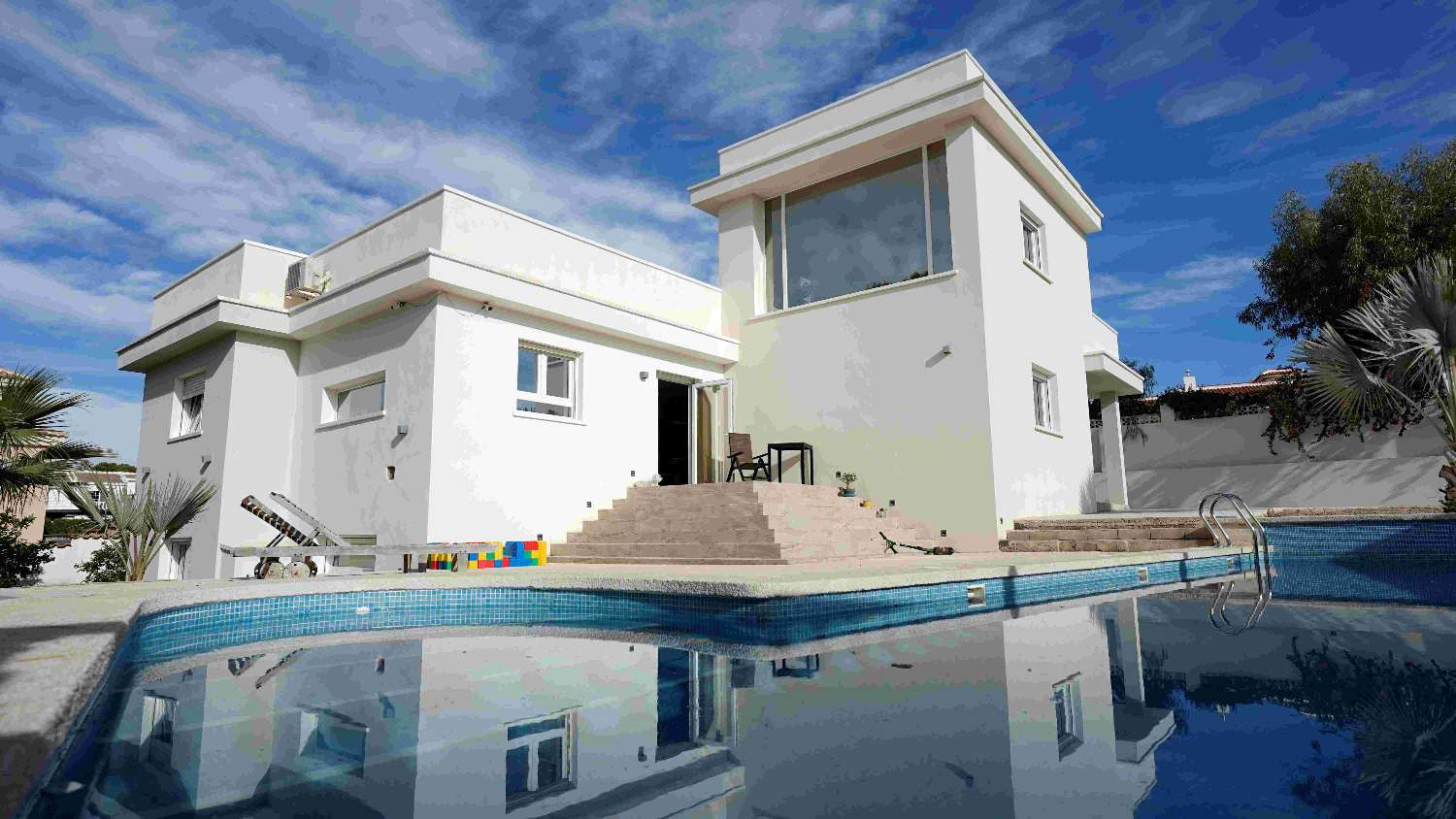 VILLA IMMACOLATA CON AMPIO TERRENO, PISCINA PRIVATA E VISTA SUL LAGO