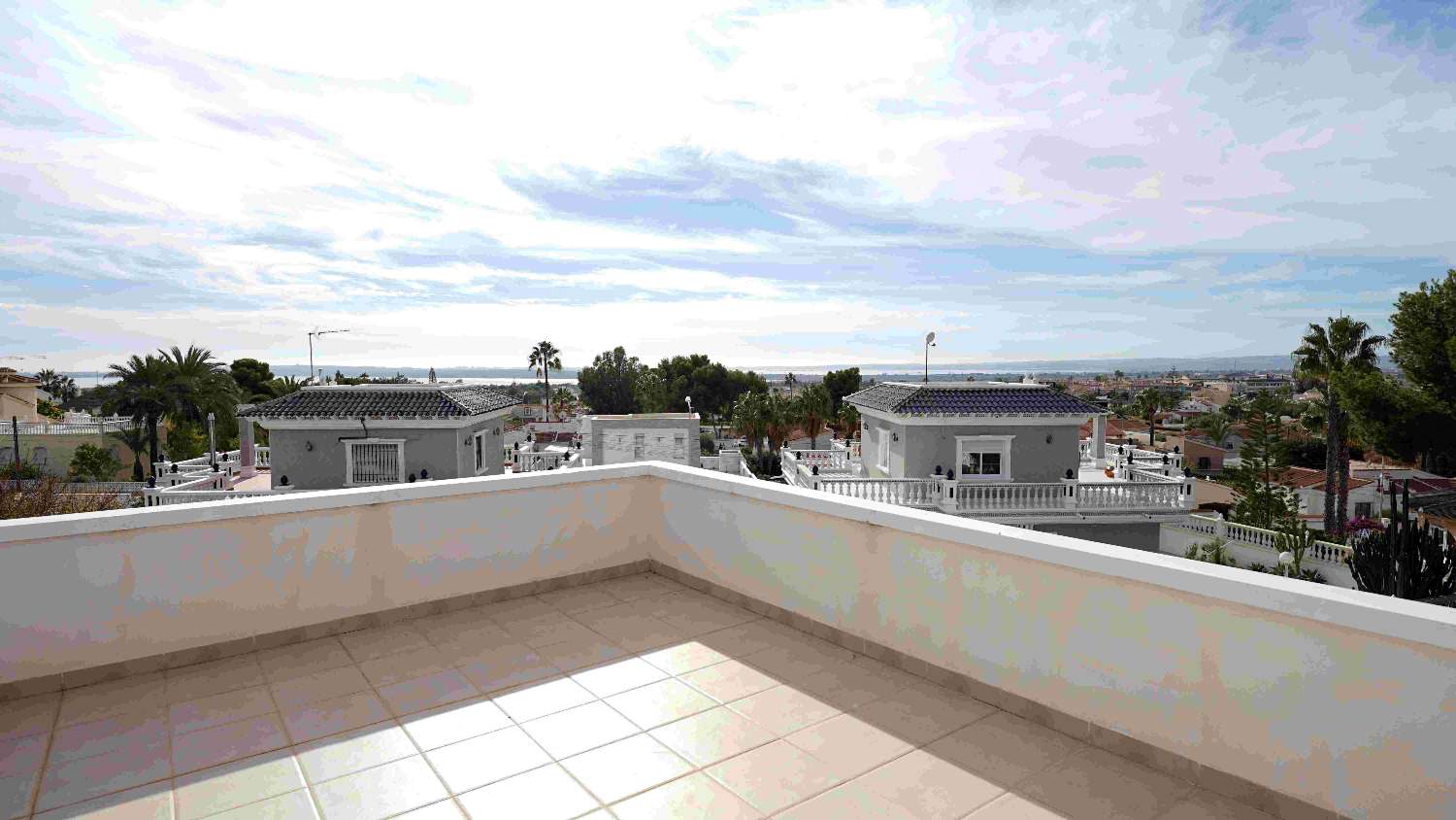 VILLA IMMACOLATA CON AMPIO TERRENO, PISCINA PRIVATA E VISTA SUL LAGO